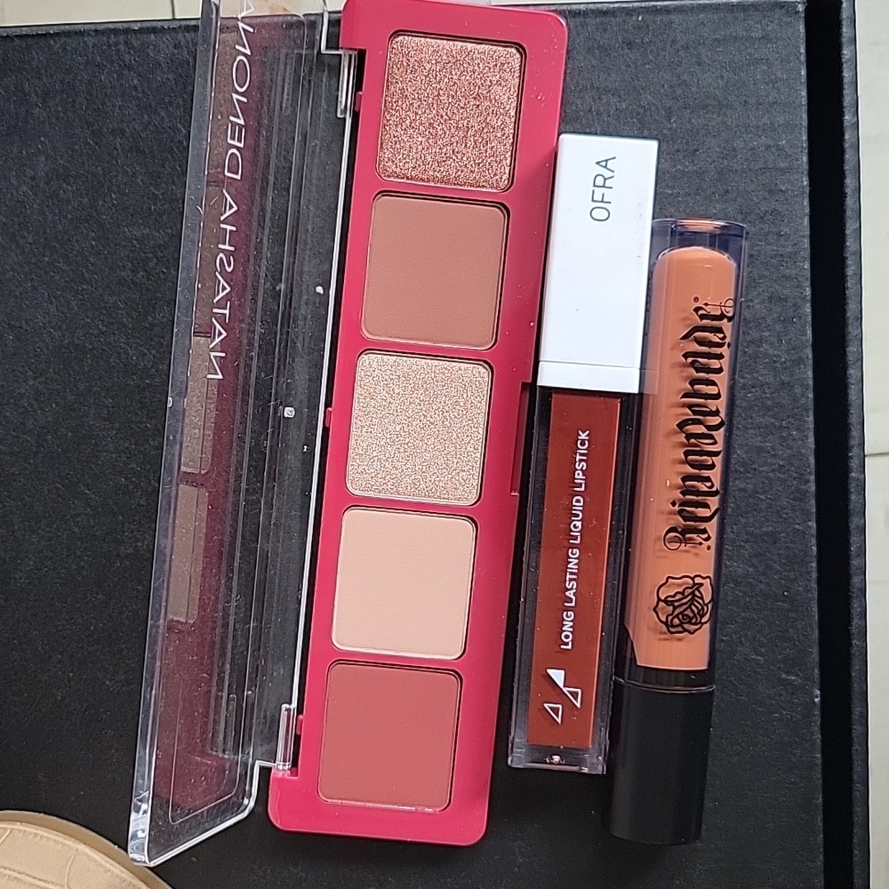 New! Bundle of eyeshadow and lip!